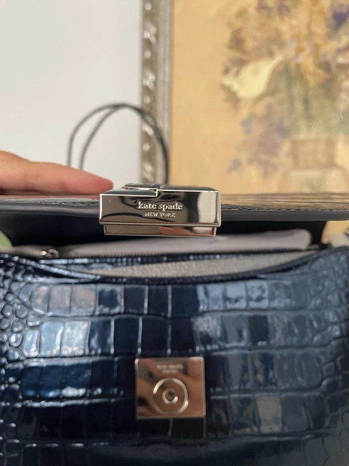 全新带标签 Kate Spade Dakota 金属鳄鱼纹压花中号马鞍包海军蓝 — 第 4/4 张图片