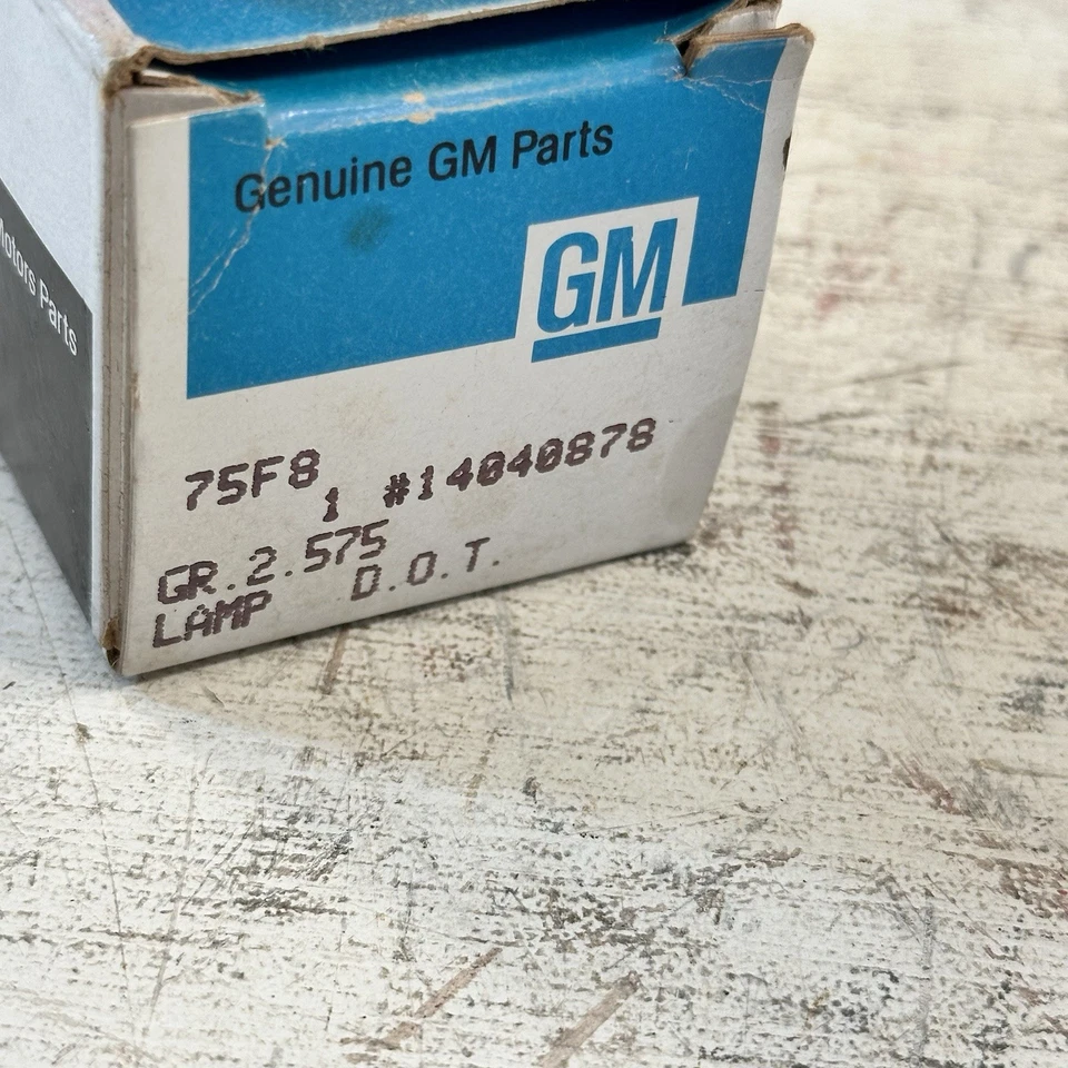 New OEM  GM 14040878 Tail Gate Lamp Dully 82-90 Chevy GMC C/K Series Trucks - Image 3 of 4