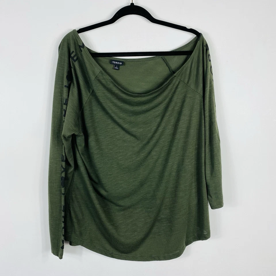 Camiseta Torrid Talla Grande 1X More Love Fuera del Hombro Verde Oliva Manga Larga Foto 3 de 4