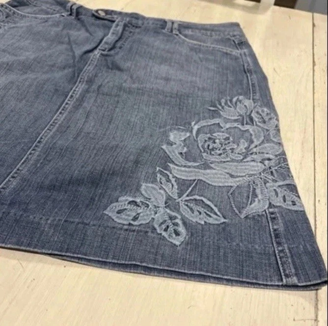 Falda Denim Mujer’s 8 Casa Blanca Mercado Negro Blanco Azul Bordado Flores Foto 3 de 4