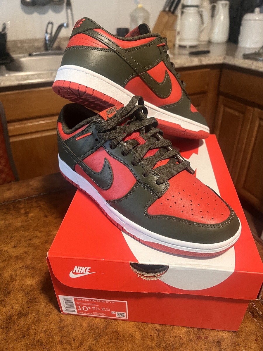 バスケットシューズ バッシュ スニーカー   ナイキ Nike Dunk Low Retro BTTYS Red/Khaki Nike Dunk Low Retro BTTYS Mystic Red Cargo Khaki DV0833-600 Men's