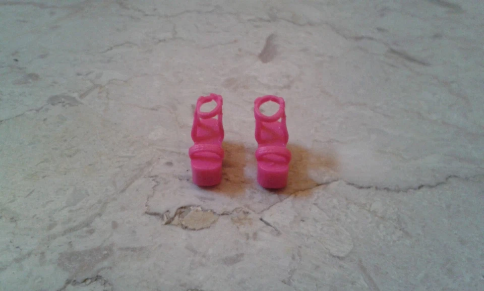 Sedia in plastica + scarpe casa bambole scala 1/6 - Immagine 4 di 4