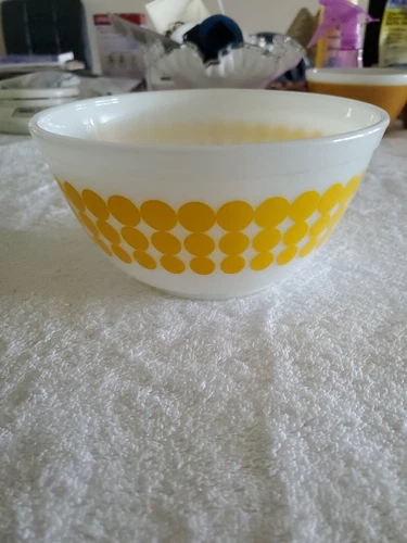 Vintage Pyrex Yellow Polka Dot 1.5 QT Nesting Mixing Bowl 402 Retro 1967