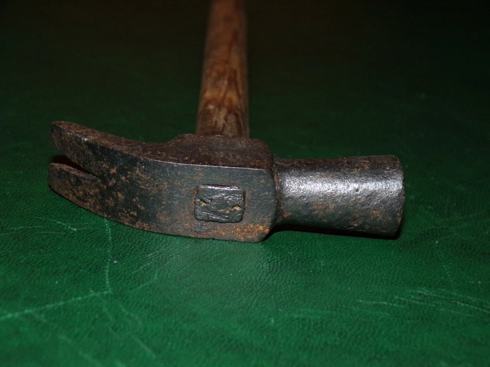 Petit marteau arrache clou miniature ancien, objet de métier - Photo 3/4