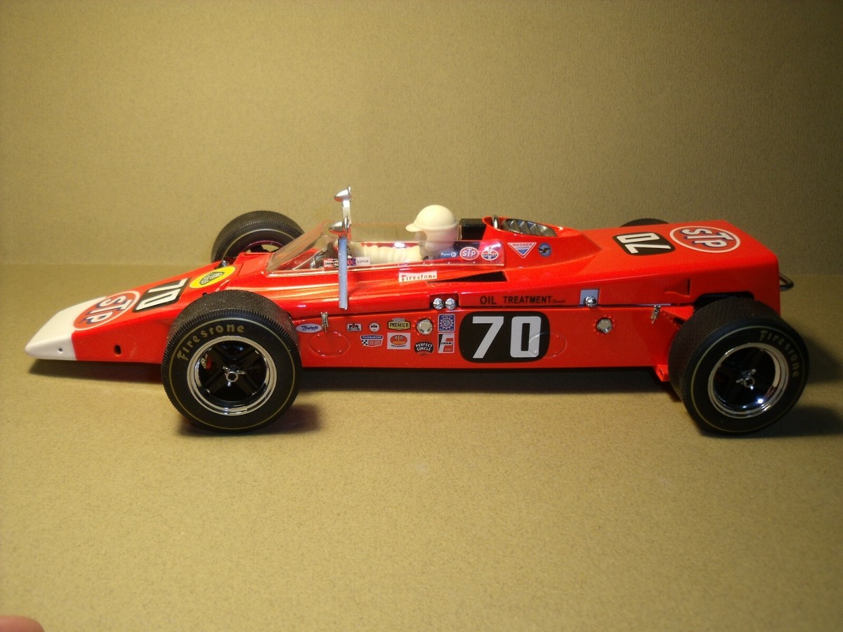 1/18 FIGURE GRAHAM HILL DRIVING LOTUS 56 TURBINE INDY VROOM FOR