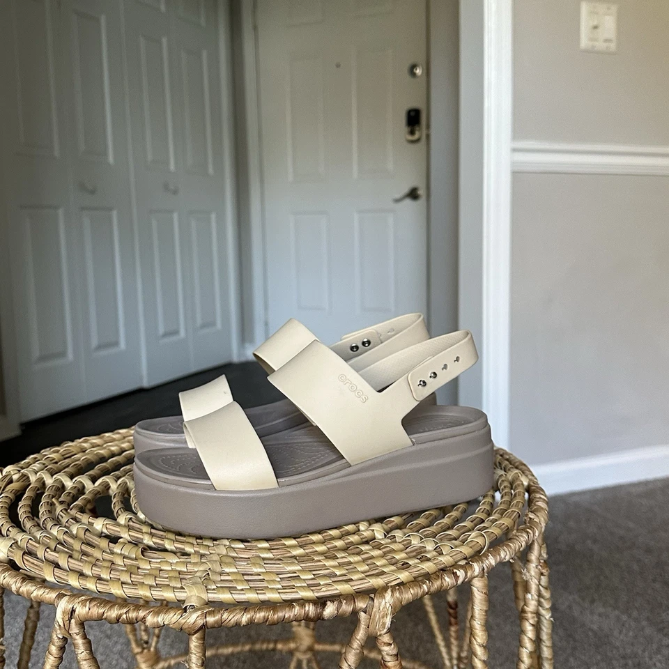 Sandalias Crocs Brooklyn para mujer con plataforma de cuña baja con tira trasera color tostado/topo talla 8 Foto 2 de 4