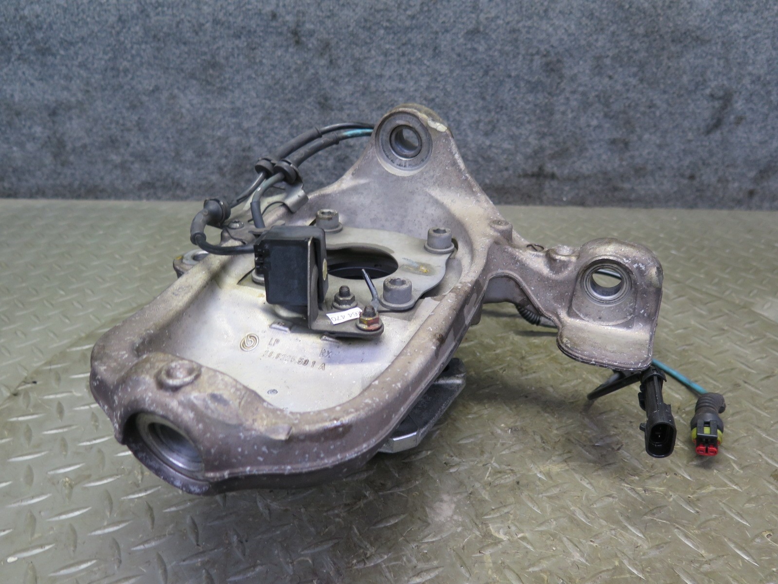 2008-2019 MASERATI GRANTURISMO M145 RWD FRONT LEFT SPINDLE KNUCKLE WHEEL HUB
