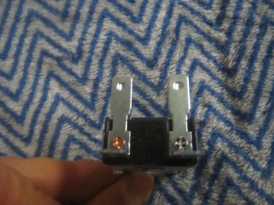 INTERRUPTOR DE LUZ DE FRENO NUEVO PARA CHRYSLER NEWPORT NEW YORKER 300 B 1965 1966 Foto 2 de 3