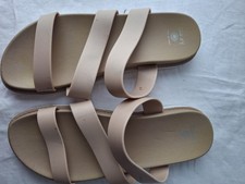 Dizzy Wear Fun Slippers Size 8.5 Cream Strappy