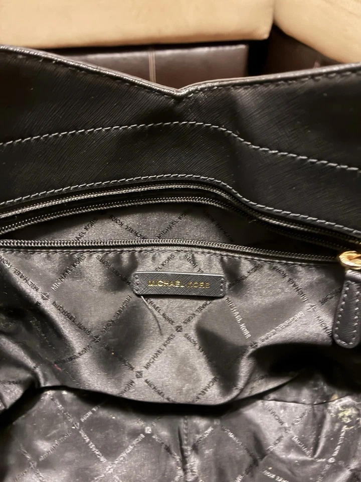 Bolso de Mano Michael Kors Grande de Cuero Negro Foto 4 de 4