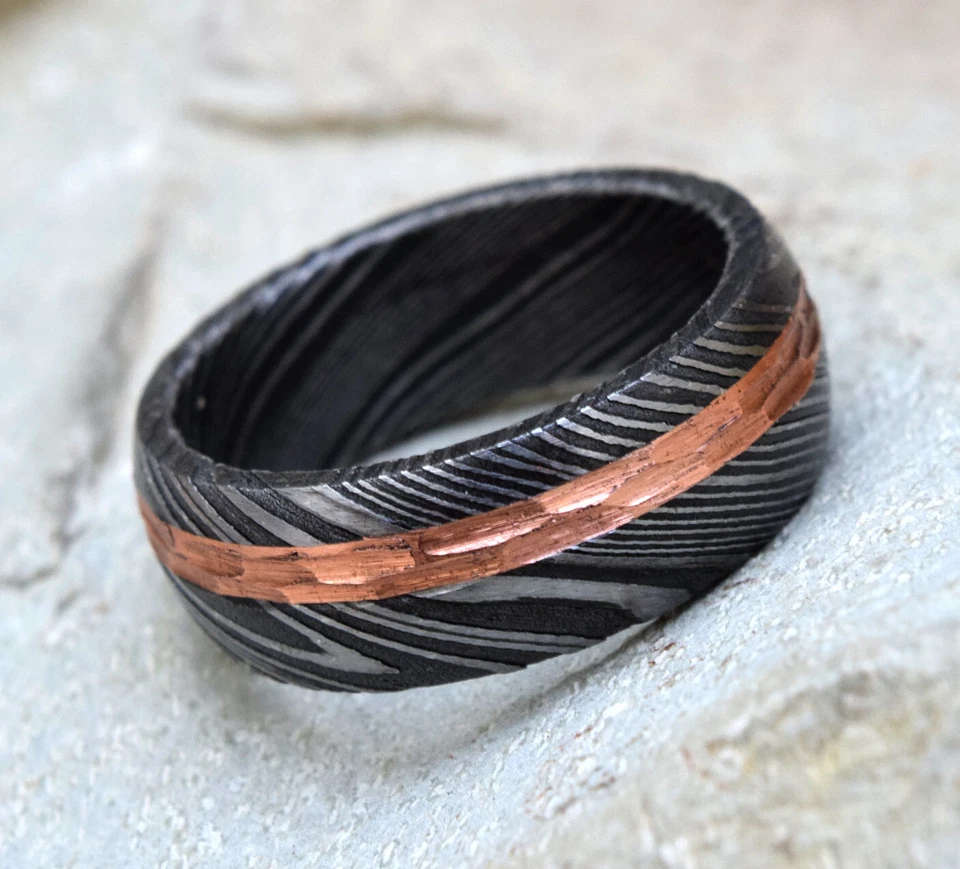 Anillo de acero Damasco con incrustación de cobre martillado personalizado para hombre banda forjada a mano Foto 2 de 4