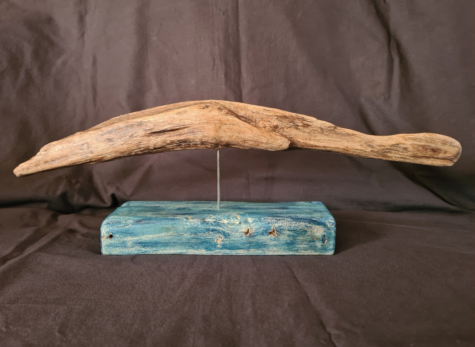 Sculpture dauphin en bois flotté fait main de 35cm avec son socle bleu azur unique