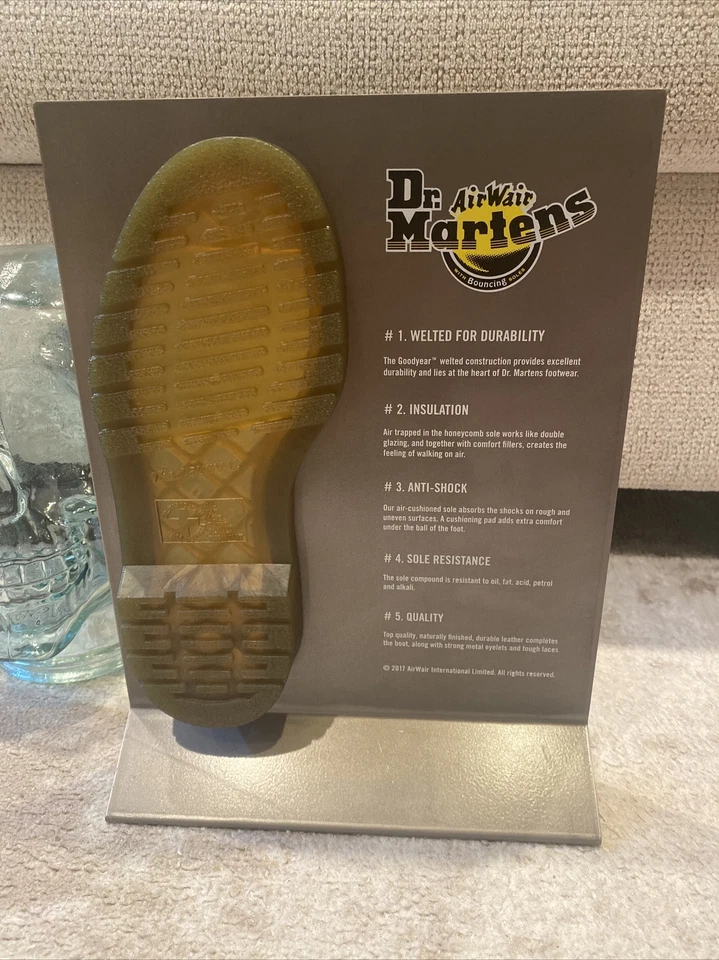 Letrero de metal Dr. Martens AirWair suelas rebotantes PUBLICIDAD tienda punto de venta exhibición RARA Foto 3 de 4