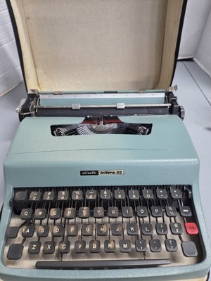 Vintage Olivetti Lettera 32 Portable Typewriter With Case & Cover Made In Spain