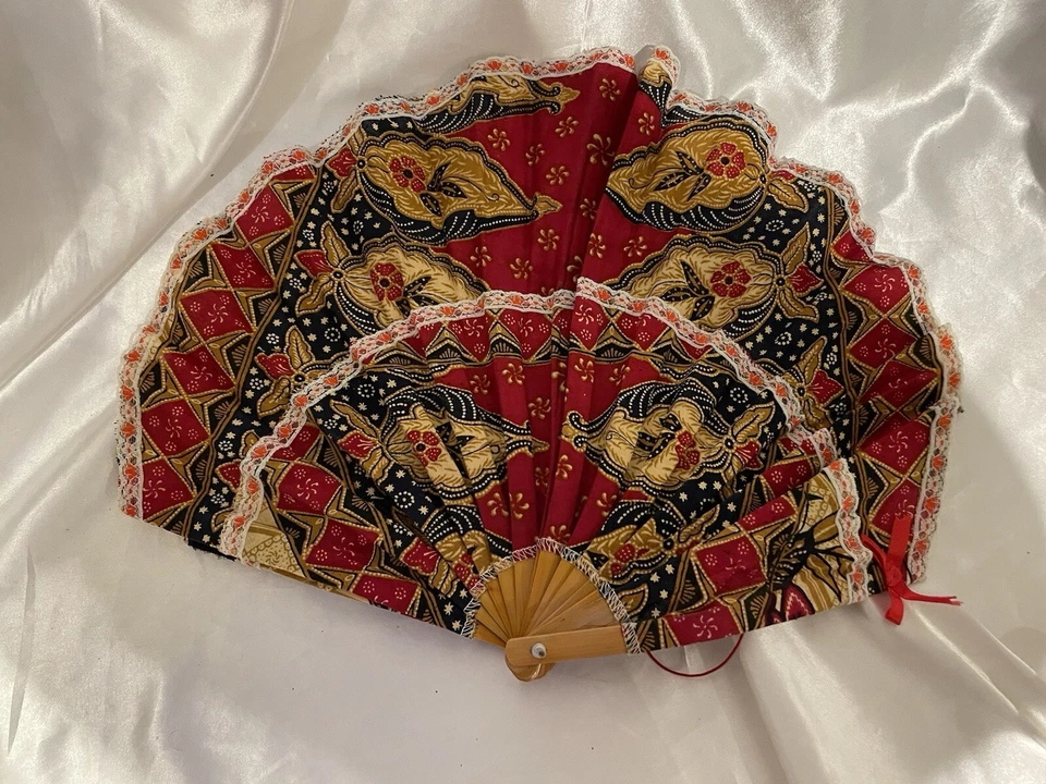 Abanico de bambú tela roja diseño curvo vintage Foto 2 de 4
