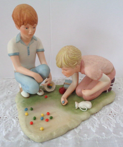 VINTAGE CYBIS PORCELAIN FIGURINE-“RUSTY & JOHNNY PLAYING MARBLES”-COLLECTION - Foto 1 di 10