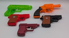 Lot of 4 Vintage 70s  80s Plastic Water Squirt Guns  1 Vintage Cap Gun
