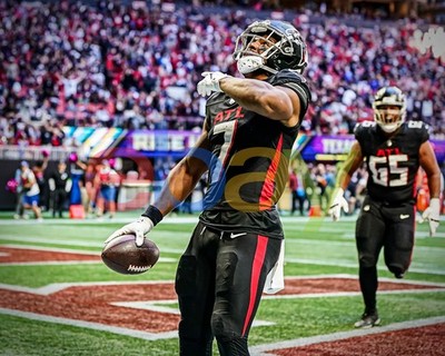 Bijan Robinson Touchdown Celebration Atlanta Falcons 8x10 NFL Football