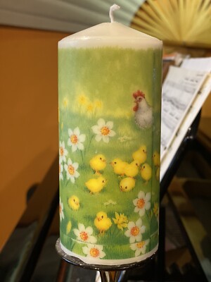 OSTERKÜKEN GARTEN (kleines Design) Handdeko Stumpenkerze 14x6cm