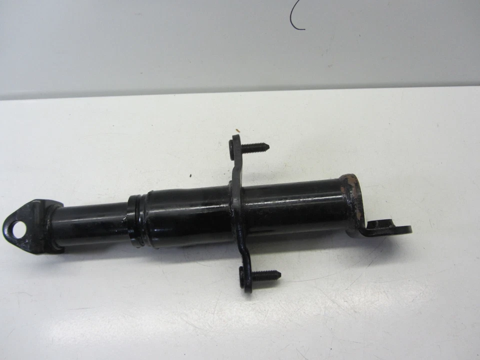 Amortiguador parachoques delantero izquierdo original Nissan 1982-1984 Sentra, 6221104A00. Foto 3 de 4