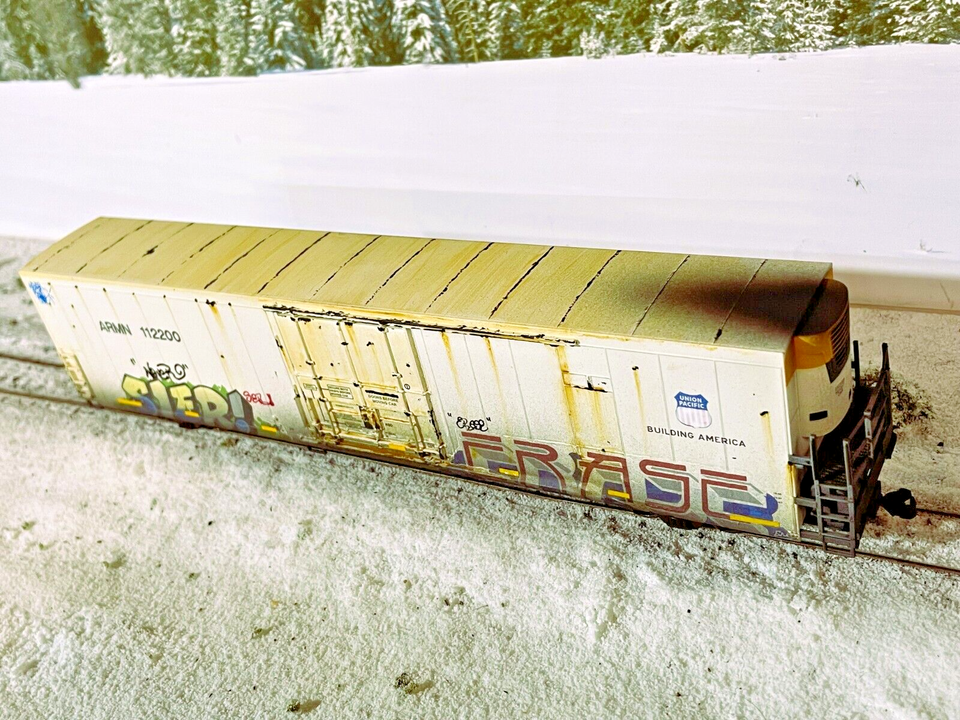 Ho Scale Walthers Weathered 72' Modern Reefer w Graffiti Union Pacific