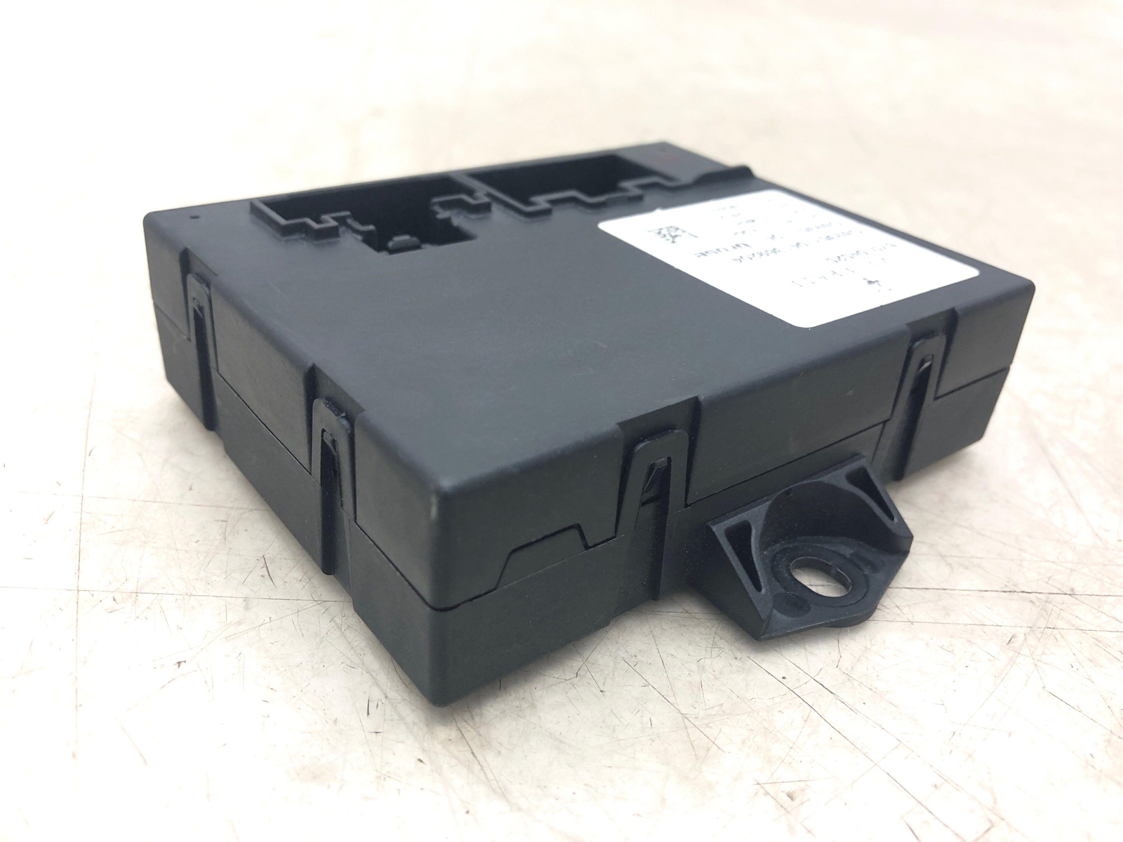 2017-2022 MASERATI LEVANTE REAR LIFTGATE HANDS FREE CONTROL MODULE 670104525 OEM