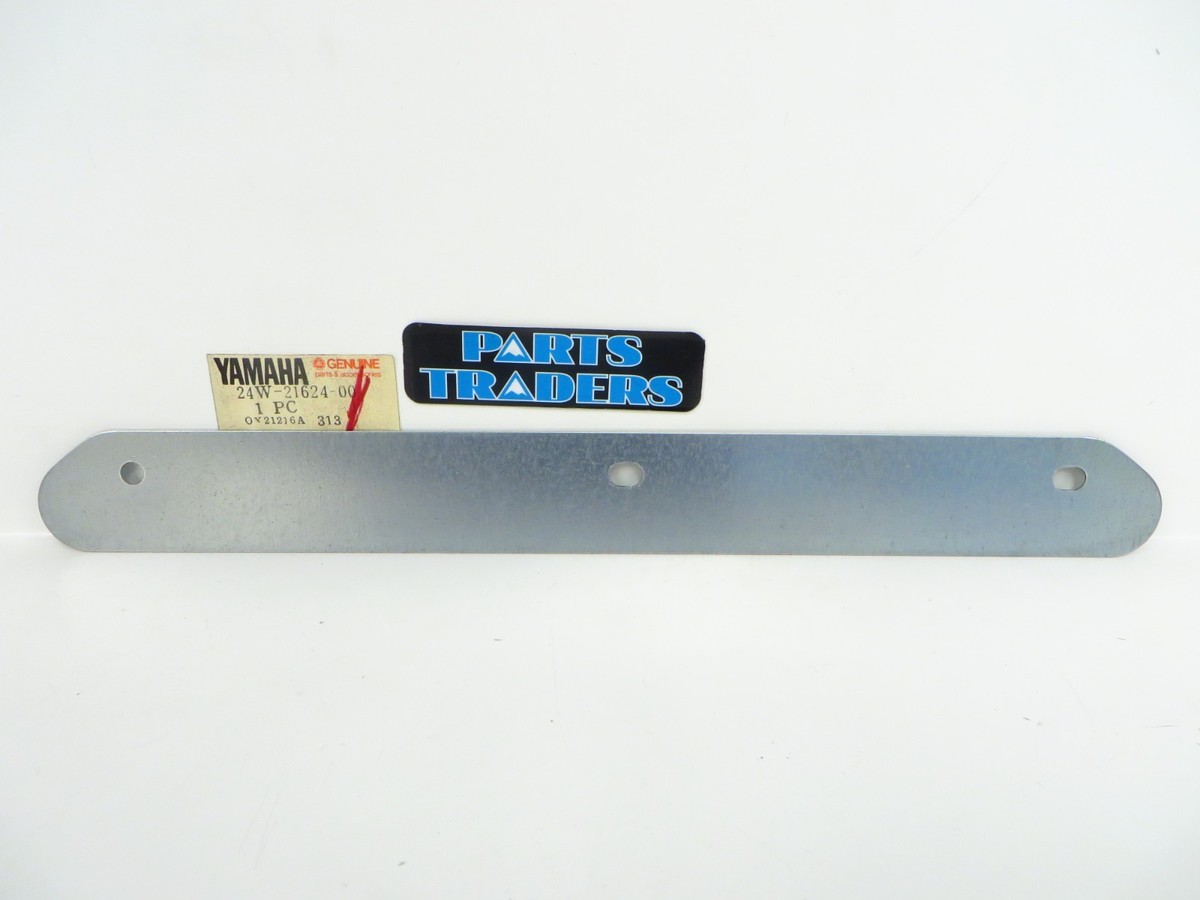 NOS Genuine Yamaha Rear Fender Mud Flap Fitting Plate YTM200 Tri