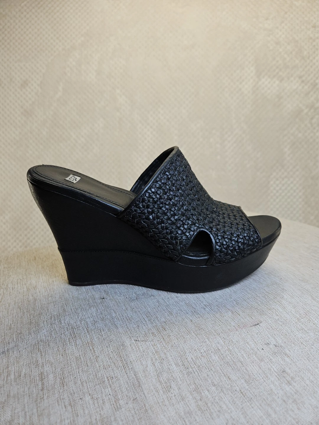 Sandalo UGG tessuto aperto mules nero plateau zeppa taglia 10 molto bello chic amato