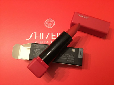 Shiseido Techno Satin Gel Lipstick mit 2g/ Mini Lippenstift Short Circuit