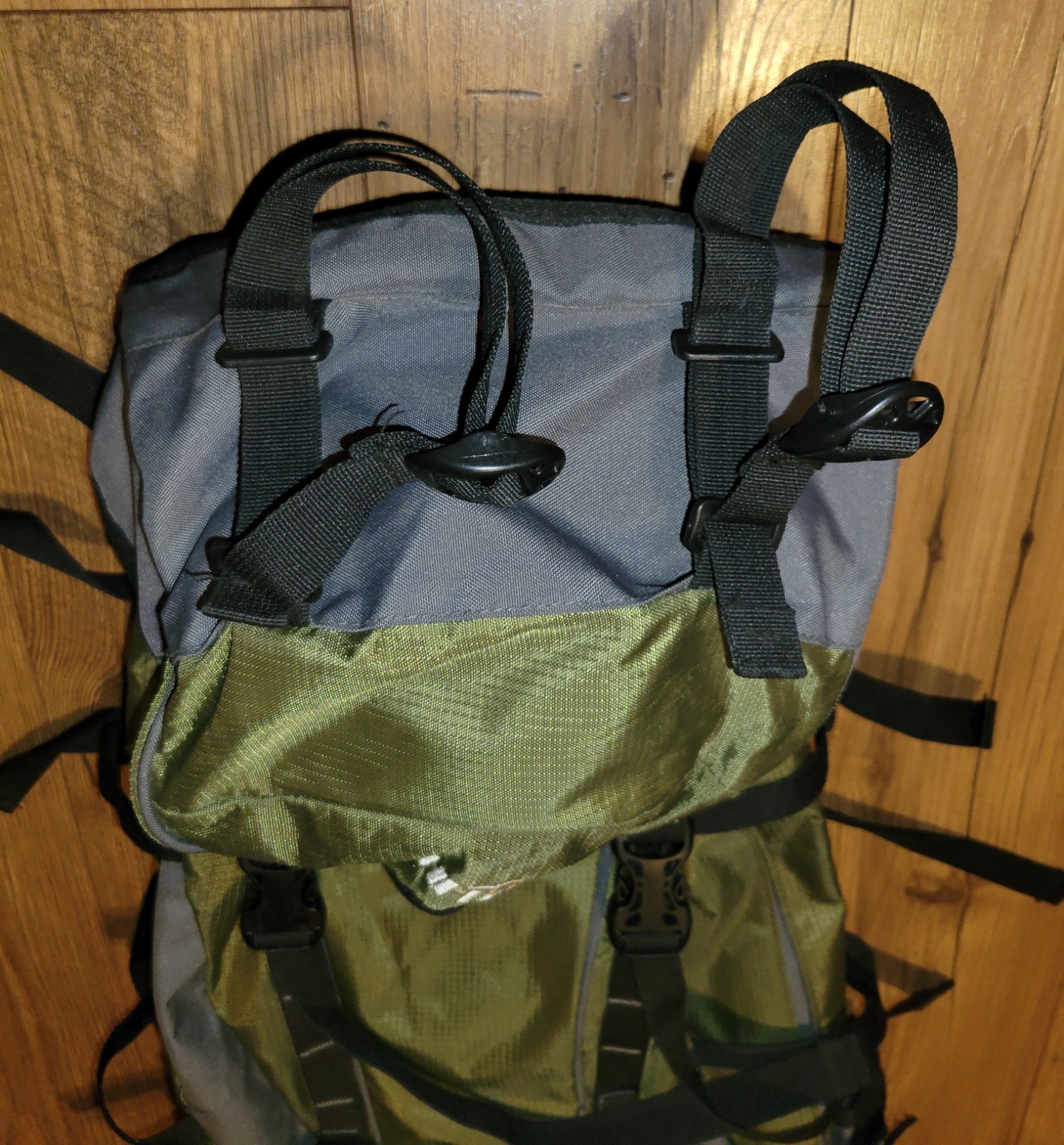 Hi-Tec Nova 65 Hiking Camping Backpack Padded With Internal Frame  Green 
