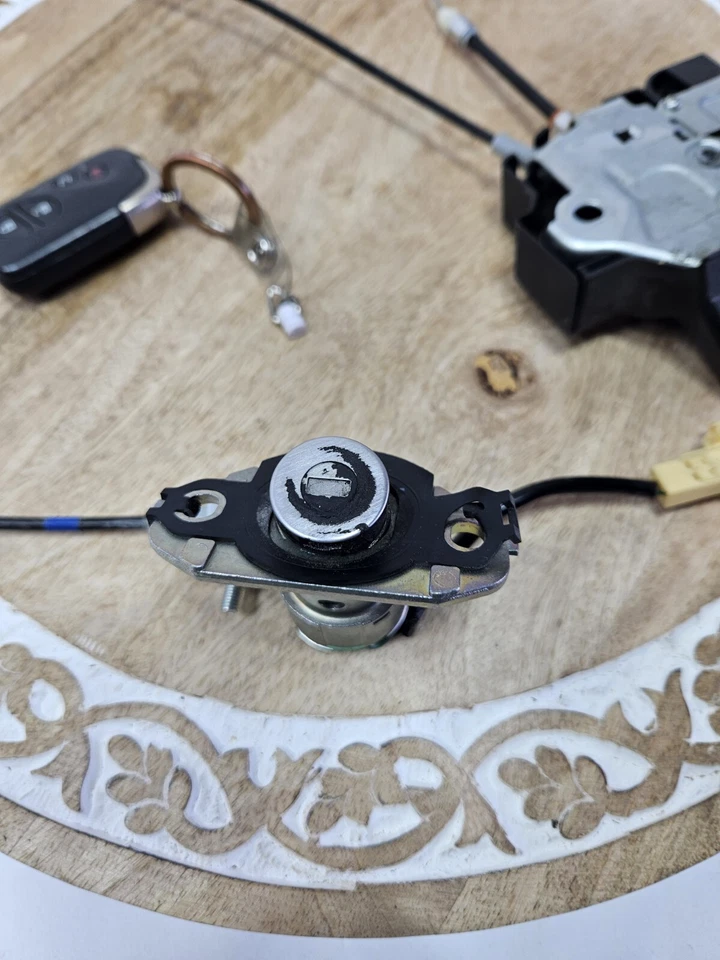 Lexus IS250 IS350 2006-13 OEM maletero pestillo tapa bloqueo actuador 64600-53060 con llave Foto 2 de 4
