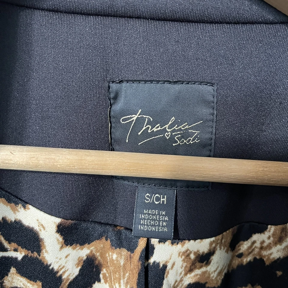 Tamanho S -Thalia Sodi. Cardigã feminino blazer preto estampa de animais stretch #3 - Imagem 2 de 4