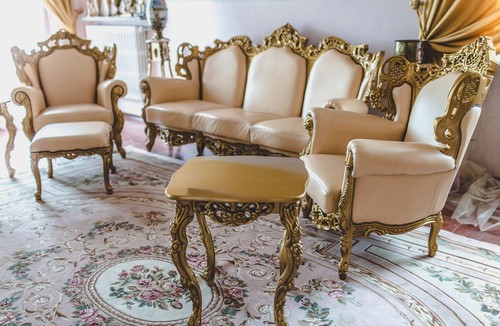 Divano Due Poltrone Due Tavolini Un Sgabello Vero Pelle Beige Dorato - Foto 2 di 10