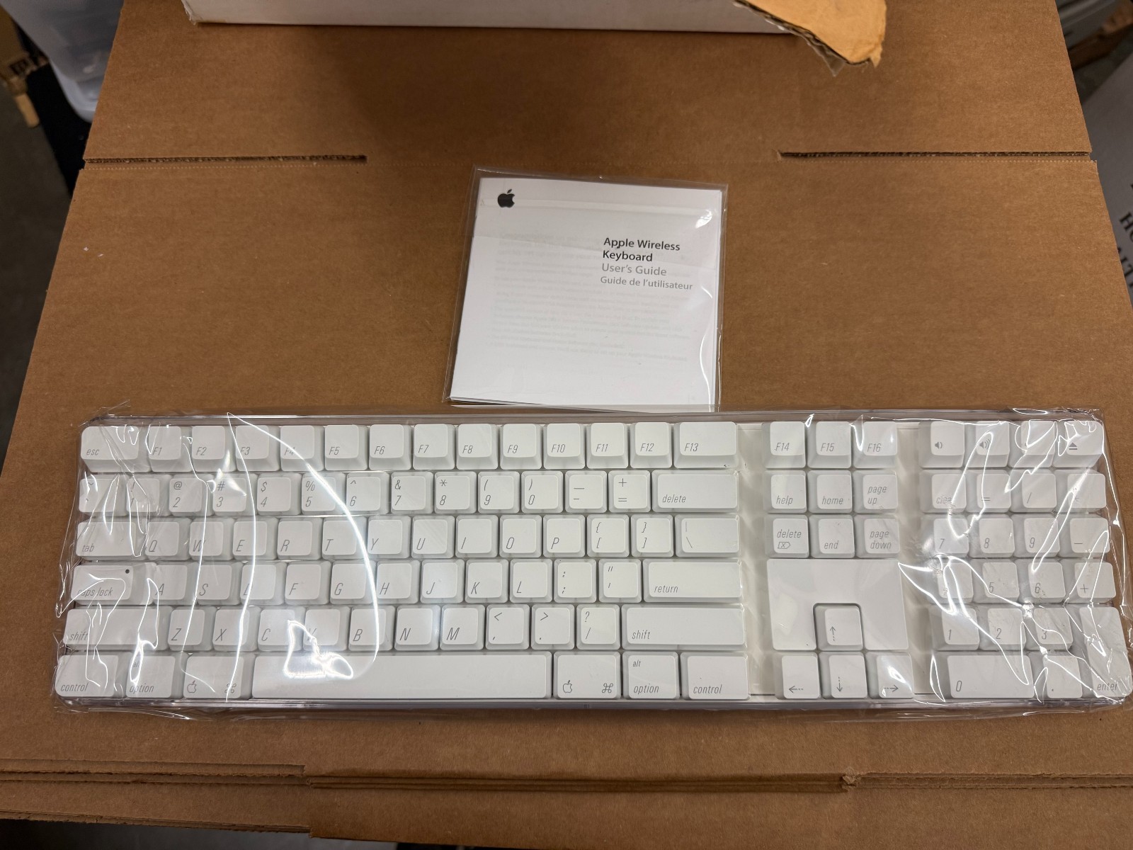 Apple A1016 Wireless Keyboard Full Size Numeric Keypad M9270