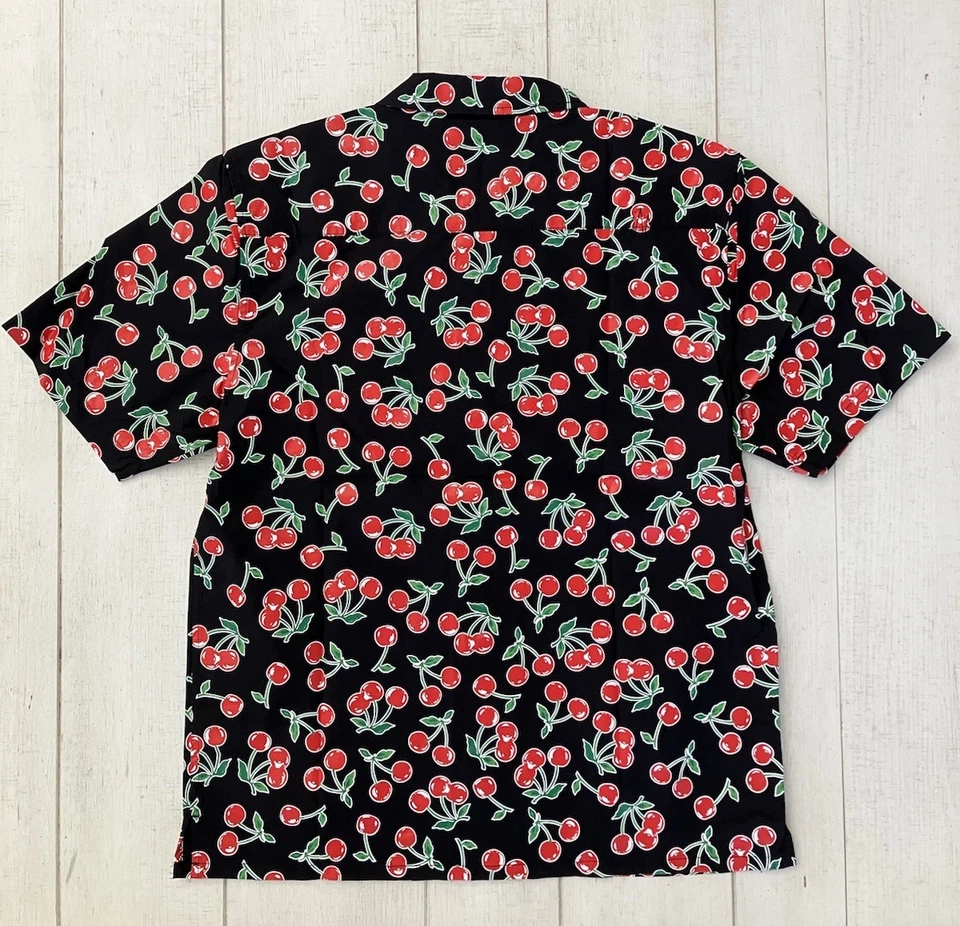 Camisa The Hundreds AOP Cherries Adam Bomb S/S Bolsillo Abotonado L Negra Foto 2 de 4