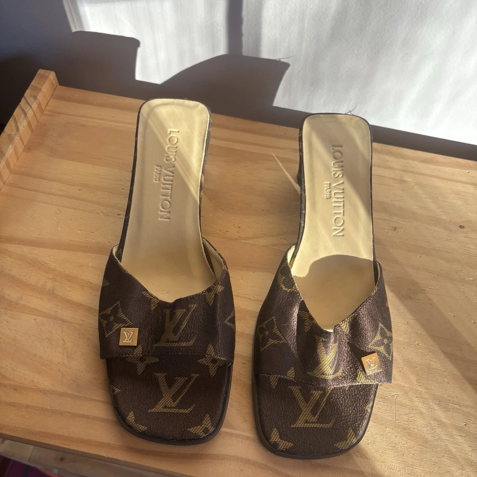 SANDALIAS LOUIS VUITTON MONOGRAMA TACÓN SIN CORDONES TALLA 37 NUNCA USADAS Foto 2 de 4