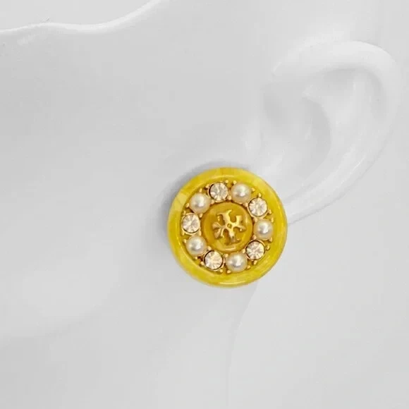 Pendientes de botón pequeños Tory Burch Roxanne en amarillo. Foto 4 de 4