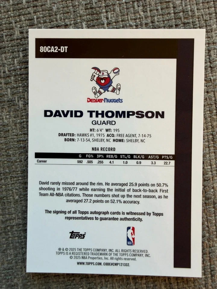 2025-26 Topps cromo David Thompson refractor de oro automático 8/50 Foto 2 de 2