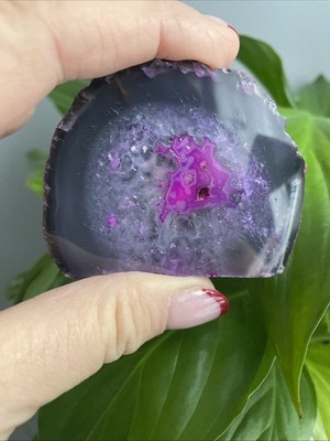 Wunderschöne polierte gefärbte lila Achat Geode - ca. 126 gm (2) Kristall