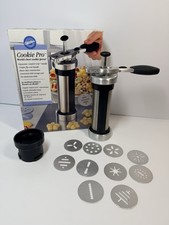 Wilton Cookie Pro Cookie Press Holiday 10 Dis...
