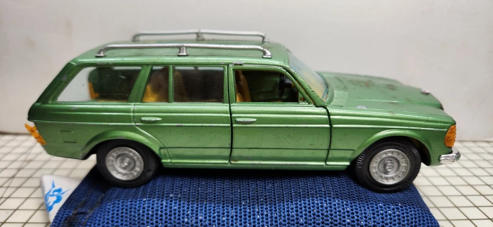 GAMA Mercedes-Benz 300 TD Turbo-Diesel Escala 1/26 Piezas Coche dañadas o faltantes Foto 4 de 4