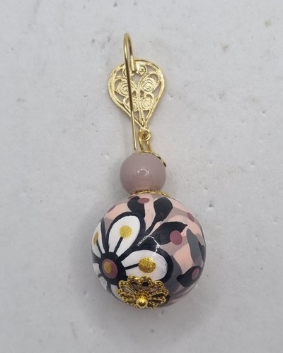 ORECCHINI PENDENTI a sfera in legno dipinto a mano con fiori su sfondo rosa - Foto 2 di 6