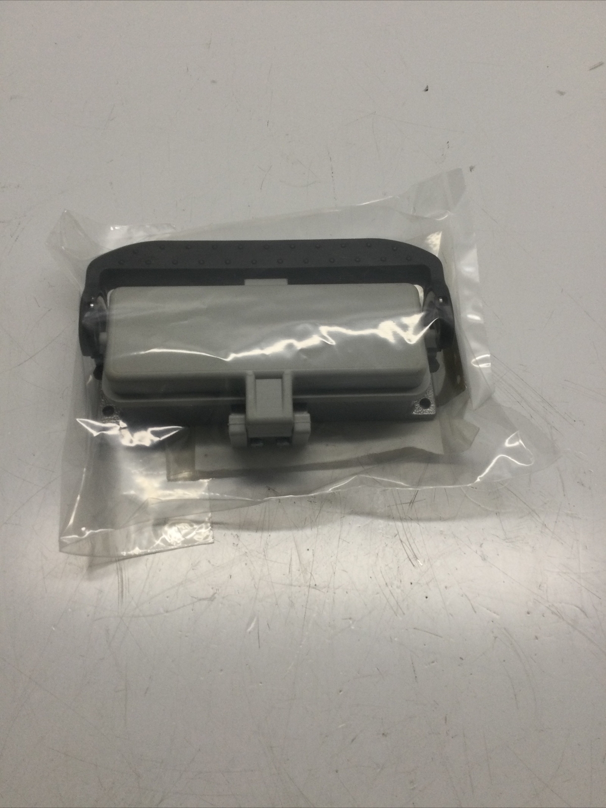 NEW, PHOENIX CONTACT, 1771943, PANEL MOUNTING BASE, W/SINGLE LOCKING LATCH.(4K-2