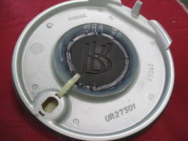 Rolls Royce Silver Spur, Corniche hub cap set of four, with badges UR27501, NOS