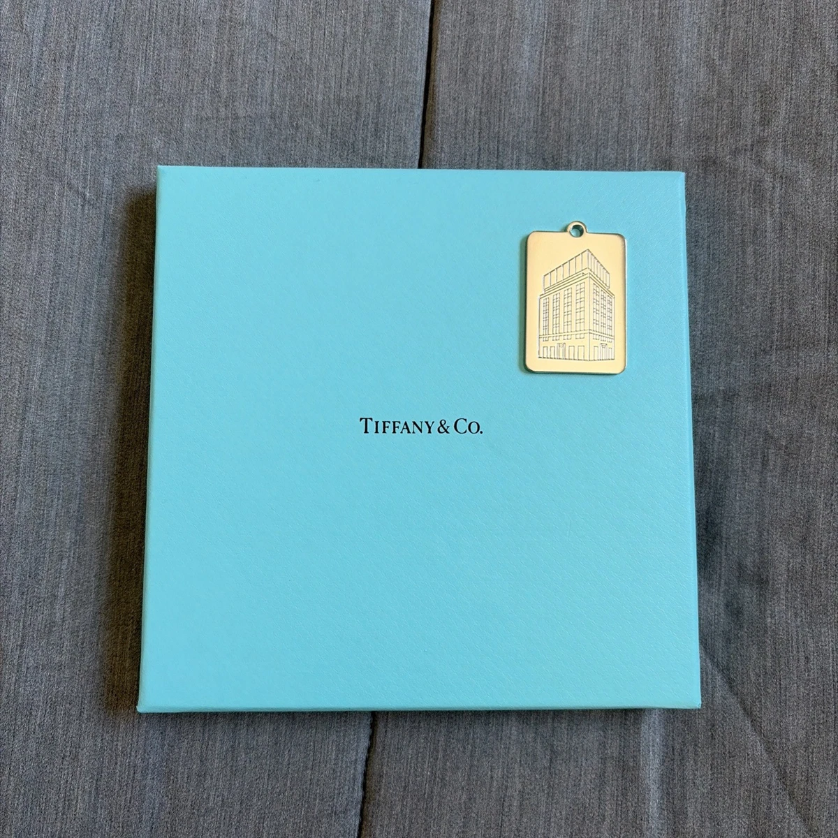TIFFANY & CO. Limited Edition – The Landmark NYC Exclusive Charm +
