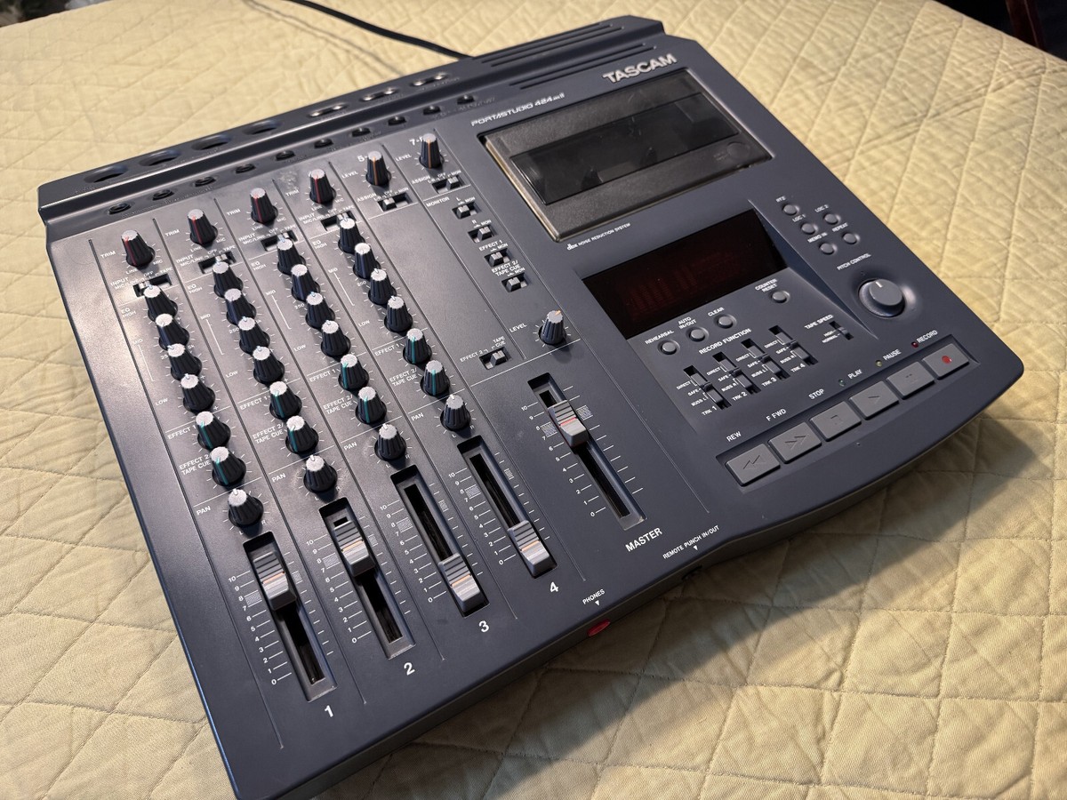 DJ機材 TASCAM PORTASTUDIO 424 MKII File:Tascam PortaStudio 424 MKII crop.jpg - Wikimedia Commons