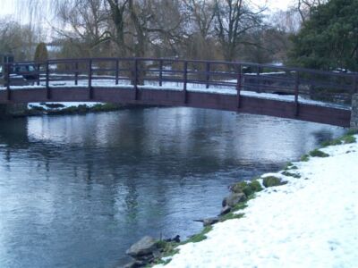 Foto 6x4 Bibury nach Schneefall in der Dämmerung Holzsteg über den Fluss c2009