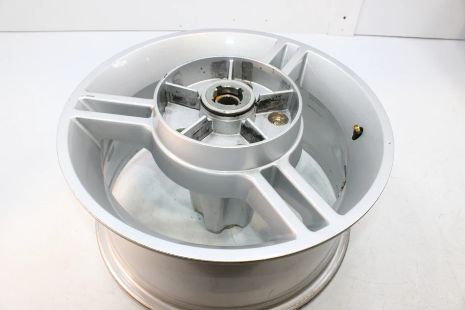 Can-Am Spyder RT-S Roadster SM5 2011 rueda trasera plateada 705501117 Foto 2 de 4