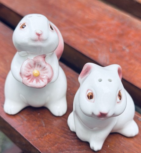 Vintage 1983 Avon Kitschy Bunny Rabbits Salt & Pepper Shakers Pink Bunnies - Picture 7 of 16