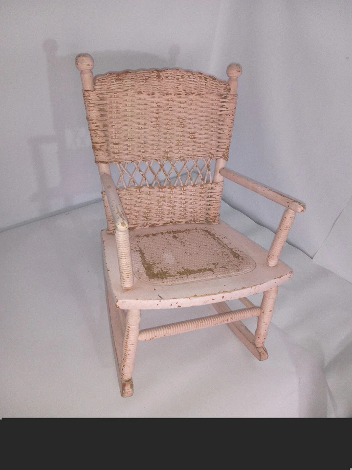Cadeira de balanço infantil antiga pintura rosa madeira de vime feita à mão? Artes e ofícios - Imagem 2 de 4